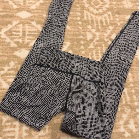 Lululemon wunder under sz 2 black white - Picture 4 of 4